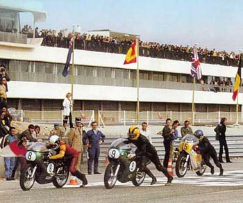 The start of the F750 race at Paul Ricard (Le Castelet).